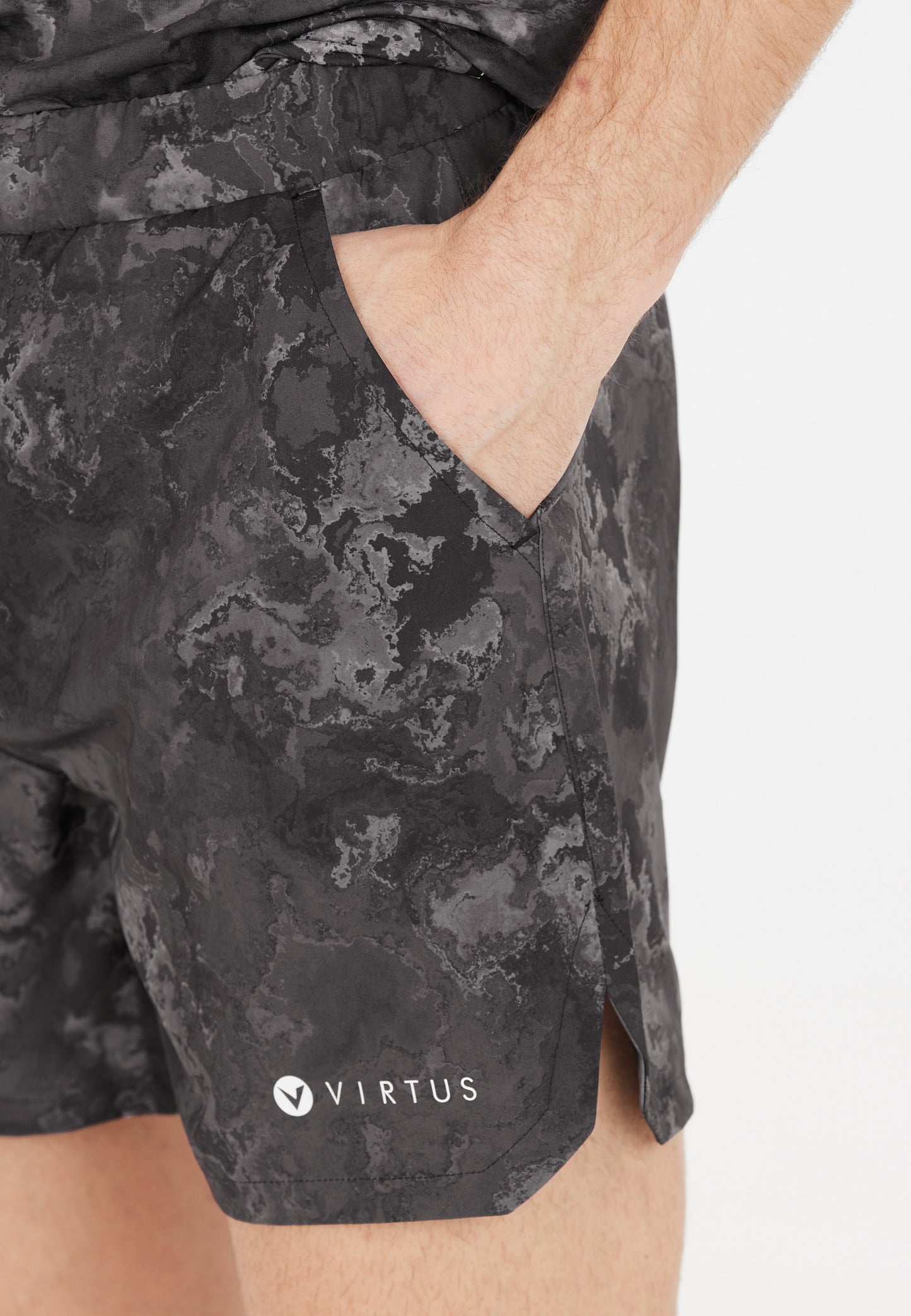 VIRTUS MENS CALLUM PRINTED SHORTS